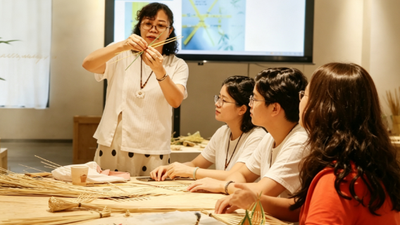 Shanghai M50 Creative Park + Patrimonio culturale immateriale: esperienza di 2 ore di tessitura del bambù | Guida in inglese facoltativa / Servizio di prelievo facoltativo