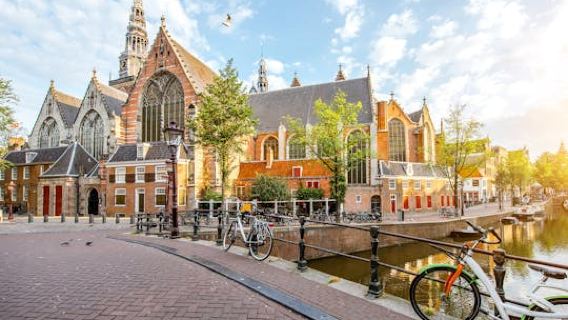 Self guided tour with interactive city game of Amsterdam