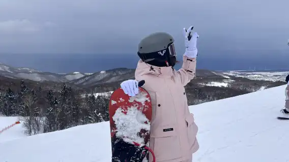 สกีรีสอร์ทเทอินุ|เรียนแบบกลุ่มเล็ก 1V9 · รวมบริการรับส่งจากโรงแรมไปกลับ · การสอนสองภาษา (จีน-อังกฤษ)