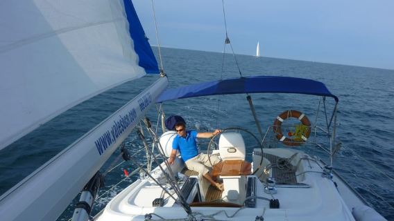 Pengalaman Berlayar Mewah Dua Jam dengan Bar Terbuka