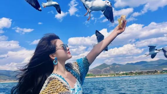 Lijiang Lugu-See Tagesausflug „Göttinnenbucht besuchen + 360° Rundfahrt + Pig-Trog-Bootsfahrt“ – echtes Erlebnis