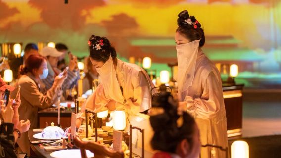 Beijing: Perjamuan Istana Imersif dengan Air Mengalir dan Jembatan, Dikelilingi oleh Cendekiawan dan Wanita Cantik Berkostum Kuno, Nikmati Pengalaman Kekaisaran, dan Opsional Perubahan Kostum, Rias Wajah, dan Fotografi