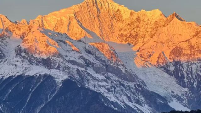 Shangri-La private charter 1-day tour to see the golden sunrise over the mountains