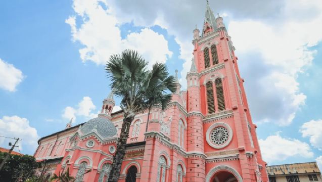 Tour di un giorno in auto privata alla Basilica di Notre-Dame di Saigon, Museo dei residuati bellici e Palazzo di Riunificazione a Ho Chi Minh