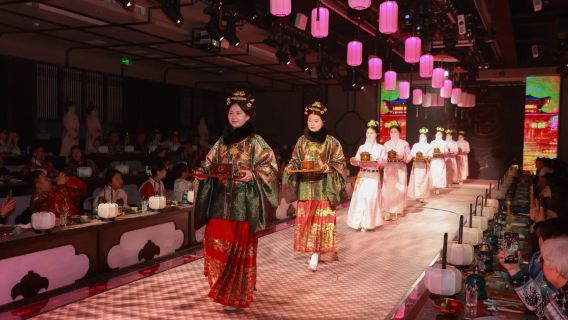 Нанкин, Цзянсу: Банкет "Пир для всего мира" (первый ресторан в Нанкине) - древнекитайские представления, императорское аудиовизуальное шоу, возможность выбора костюмов и макияжа, расположен рядом с храмом Конфуция