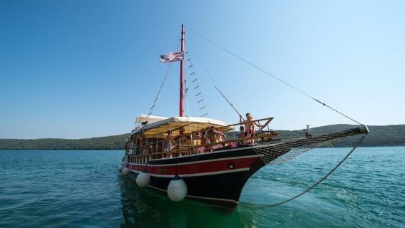 Poreč: Boat tour Rovinj & Limfjord with wine,lunch,swimming