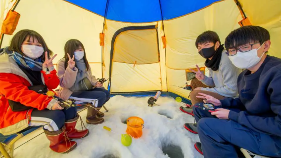 Expérience de pêche sur glace du wakasagi à Sapporo | Pêche sur glace hivernale | Expérience de plein air enneigé à Hokkaidō