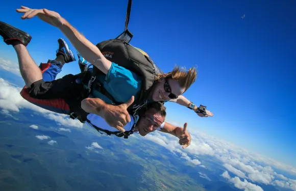 凱恩斯美神Mission Beach米神海灘跳傘15000英尺（可選接送）