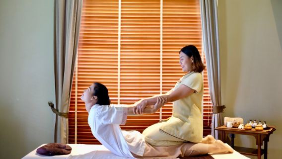 Trung tâm Spa ngắm cảnh biển và nghe sóng vỗ tại vách đá Karon, Phuket - Massage tinh dầu kiểu Thái