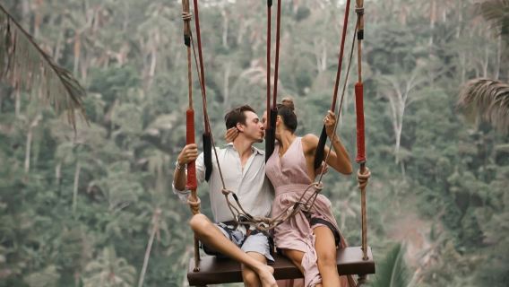 Les incontournables d'Ubud : la forêt des singes, les rizières en terrasses, la cascade de Tegenungan et les temples.
