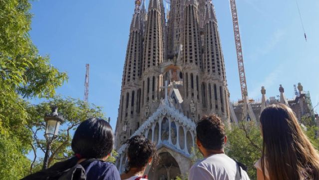 Fast Track Sagrada Familia Guided Tour