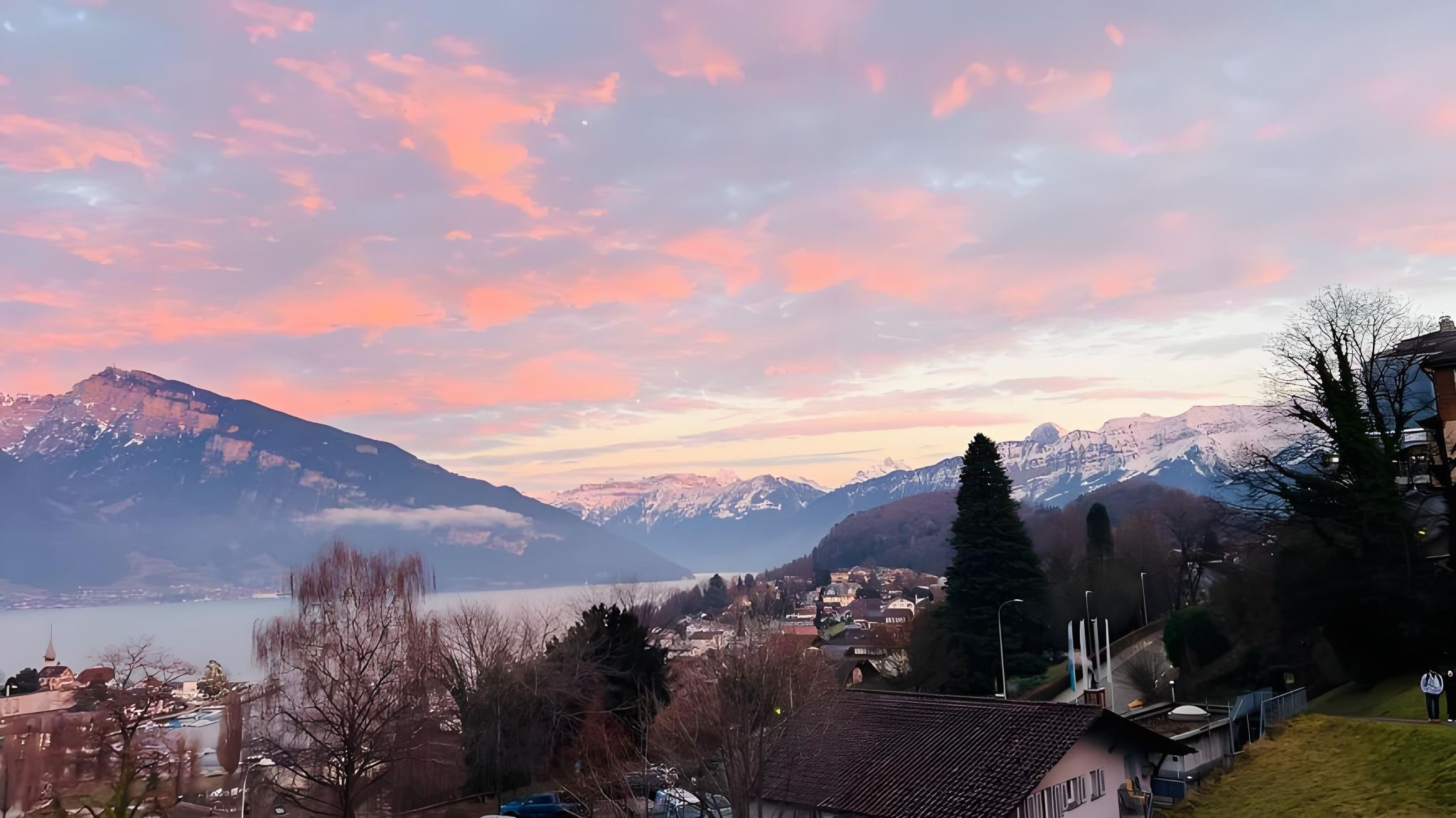 瑞士因特拉肯施皮茨小鎮+圖恩湖+勞特布龍嫩村一日遊