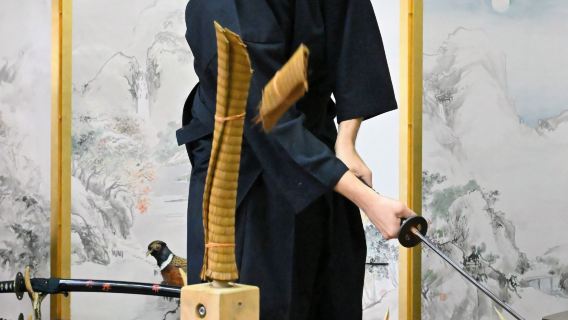 Пробное фехтование в стиле бусидо с настоящим самурайским мечом возле замка в Осаке