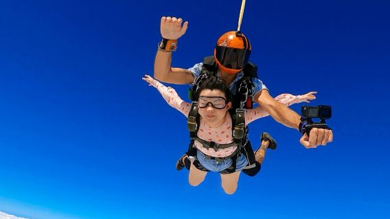 樂東旅拍【【海南樂東鶯歌海跳傘，高空海景跳傘+攝影服務】】