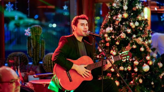 Estambul: Crucero con cena por el Bósforo con bebidas y entretenimiento