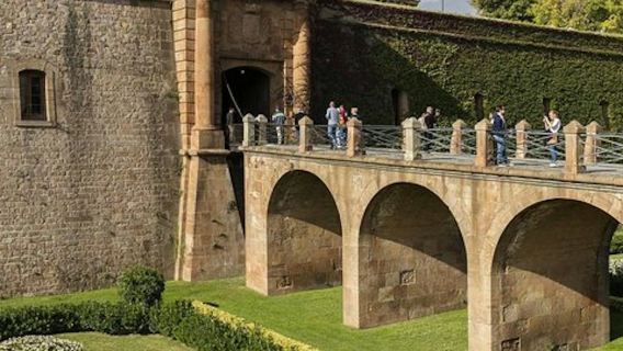 ทัวร์เมืองเก่าบาร์เซโลนาและภูเขามอนต์จูอิก: เยี่ยมชมปราสาทและนั่งกระเช้าลอยฟ้า