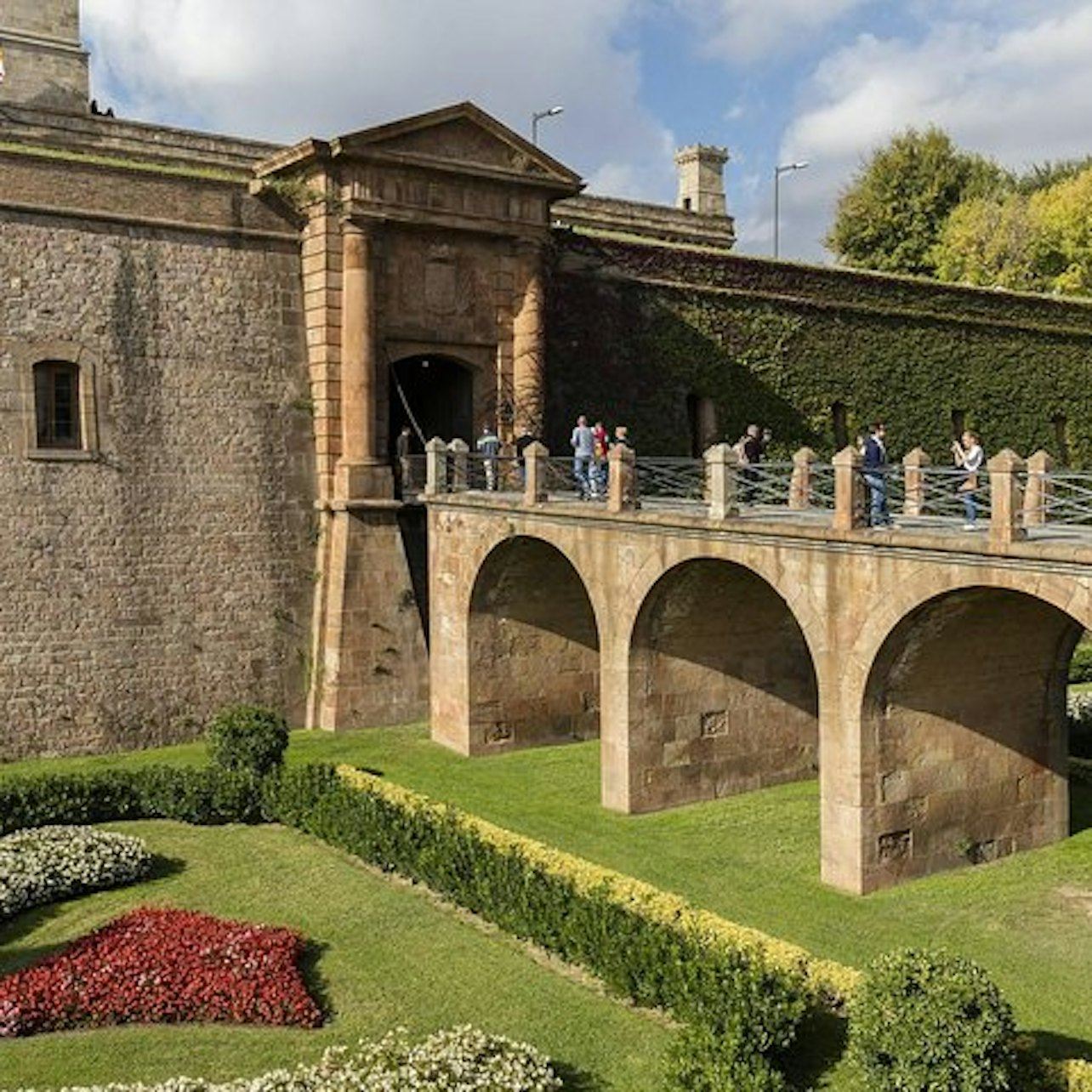 ทัวร์เมืองเก่าบาร์เซโลนาและภูเขามอนต์จูอิก: เยี่ยมชมปราสาทและนั่งกระเช้าลอยฟ้า