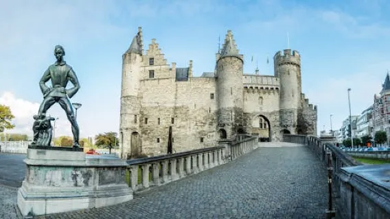 Self guided tour with interactive city game of Antwerp