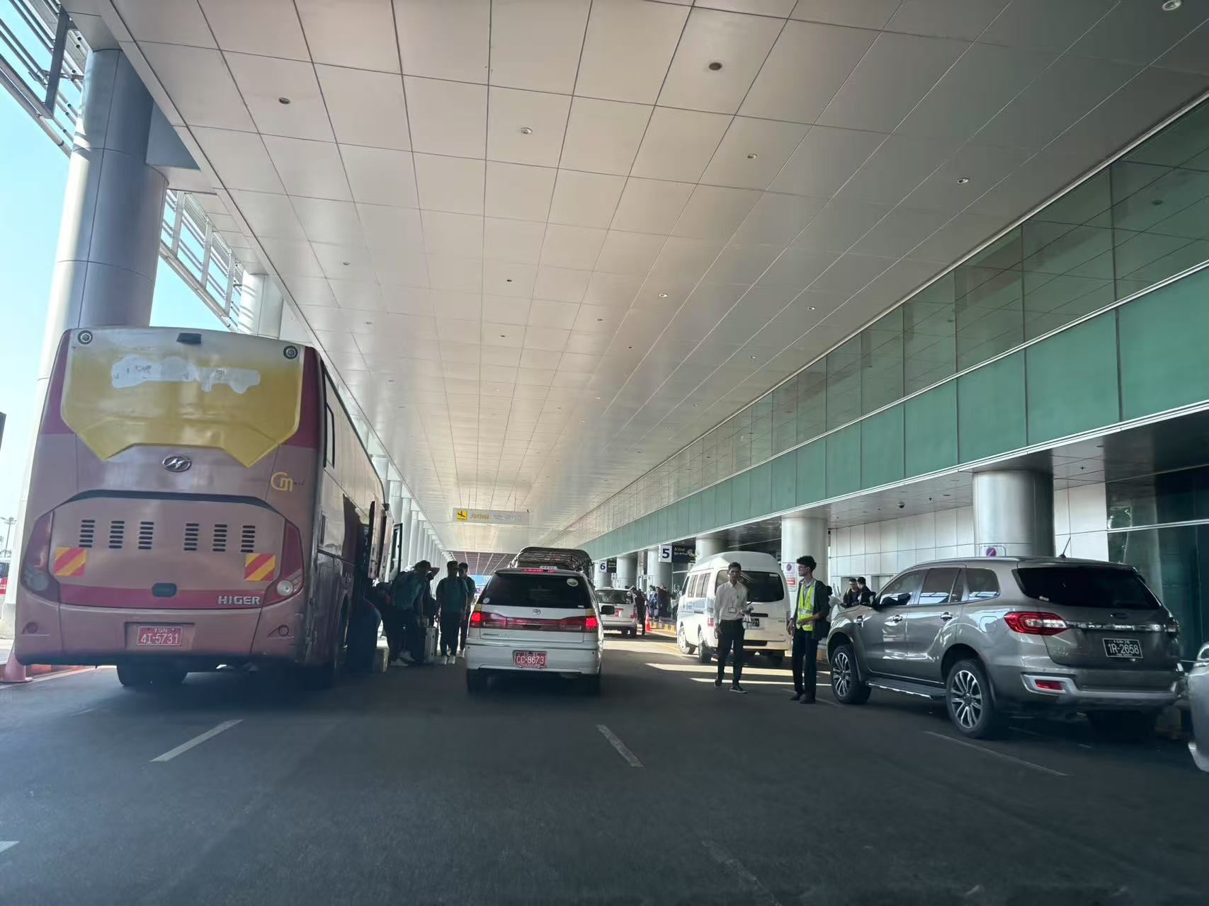 บริการผ่านด่วนท่าอากาศยานนานาชาติย่างกุ้ง (เจ้าหน้าที่สนามบินกรอกแบบฟอร์มให้ ตั้งแต่ลงเครื่องจนถึงส่งขึ้นรถแท็กซี่)