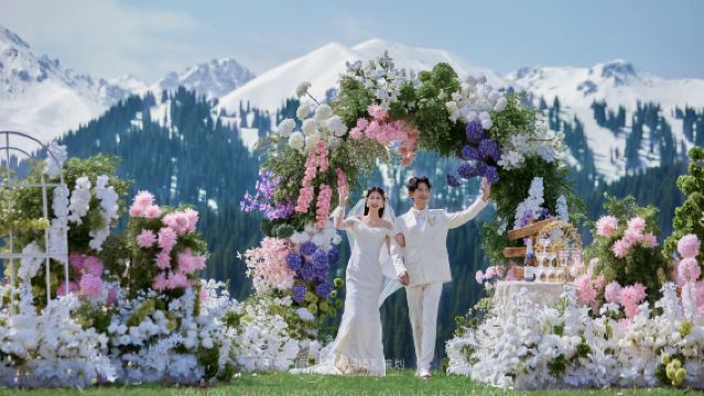 伊犁Trip Moments【目的地婚禮+婚紗照/賽里木湖/果子溝旅行婚禮結婚照微電影純拍攝】