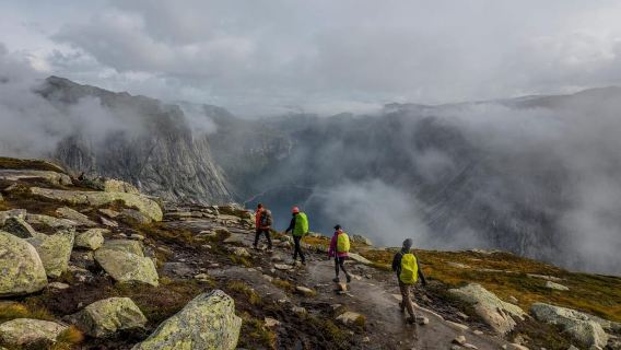 Chuyến đi bộ mùa thu Trolltunga Go Viking