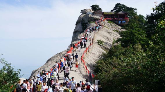 Recorrido de un día por Huashan, lo que no te puedes perder en Xi'an (grupo de habla china). Recogida en la tercera circunvalación y cómodo recorrido en autobús.