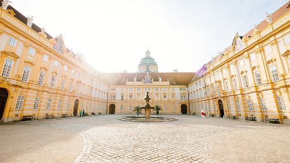 Austria Wachau Valley + Melk Abbey one-day tour[Including admission ticket+ Cruise in Summer]