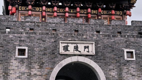 perjalanan satu hari ke Zhuzhou Zhoucikou, Museum Keramik Liling, dan Akademi Lujiang di Provinsi Hunan, dengan layanan bahasa Inggris tersedia.