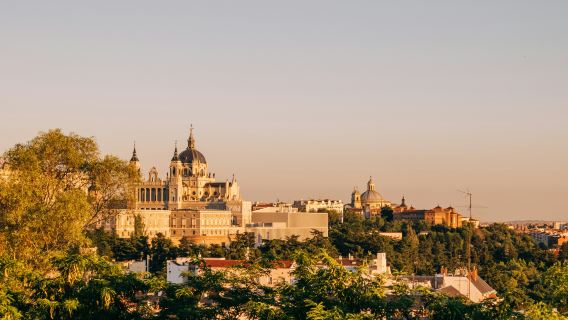 Commander après consultation / Palais royal de Madrid Musée du Prado Parc du Retiro Puerta del Sol aéroport / Transport de point à point / Guide chauffeur pour voyage touristique / Service de voiture privée