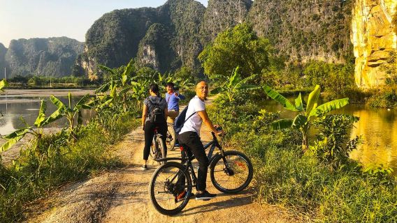 ฮานอย: ทัวร์กลุ่มเล็กสู่เมืองโบราณฮวาลือ ถ้ำสามเต่าถ้ำมู่จัก – ปั่นจักรยาน & เยี่ยมครอบครัวท้องถิ่น