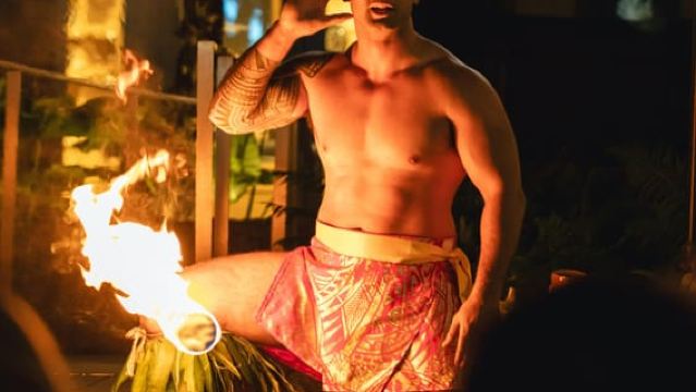 オアフ島：クイーンズ・ワイキキ・ルアウ