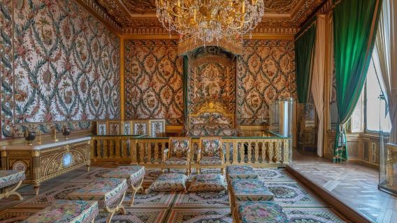 1-day private charter tour from Paris to Fontainebleau Palace, Auberge Ravoux and Fondation Monet in Giverny