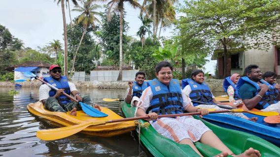 Alleppey: Sunrise Kayaking Tour with Breakfast & Photography