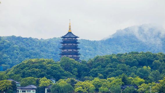 1-day Hangzhou tour: West Lake dual intangible cultural heritage experience (painted boat ride + Hanfu/hairpin flower photography)