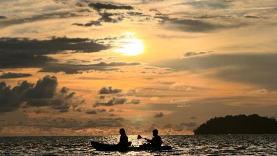 Pengalaman Kayak saat Matahari Terbenam 60 Menit di Pantai Tanjung Aru