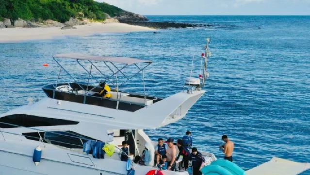 Yacht cruise to Jiajing Island with 3hr snorkeling, thrilling jet ski and banana boat ride with aerial photography included