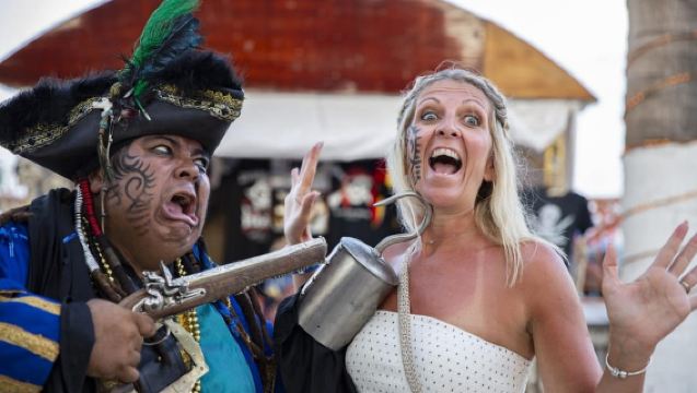 Piratenschiff-Kreuzfahrt bei Nacht in Cancún mit Hühnchen-Dinner und Show