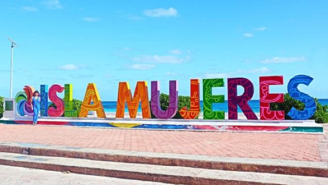 Segeln bei Sonnenuntergang zur Isla Mujeres mit Cancún-Transfer