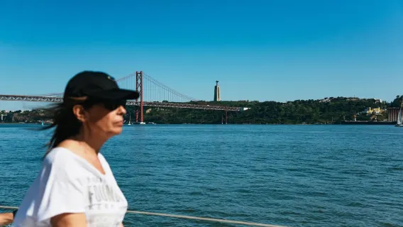 리스본: 음료와 간식이 포함된 시티 스카이라인 범선 크루즈