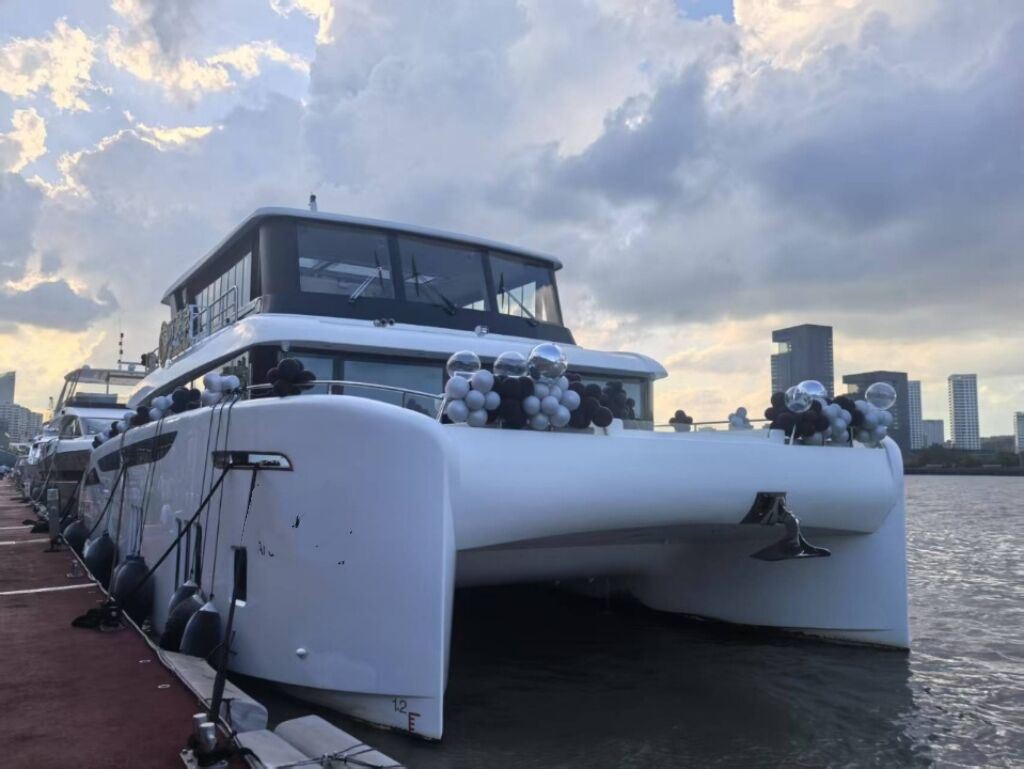 【上海遊艇租賃】上海外灘黃浦江 70尺豪華遊艇包船夜遊黃浦江90分鐘~亞洲遊艇盛典年度租賃遊艇