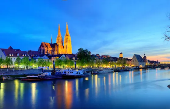 石橋+雷根斯堡聖母誕生教堂+聖埃梅拉姆修道院+蘇格蘭修道院一日遊