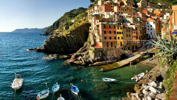 Cinque Terre: Riomaggiore and Monterosso Guided Boat Tour