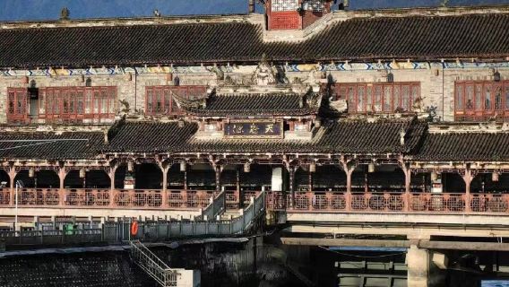 Afternoon departure from Chengdu city center [Dujiangyan sunset viewing + South Bridge night scenery and blue tears] private charter half-day tour