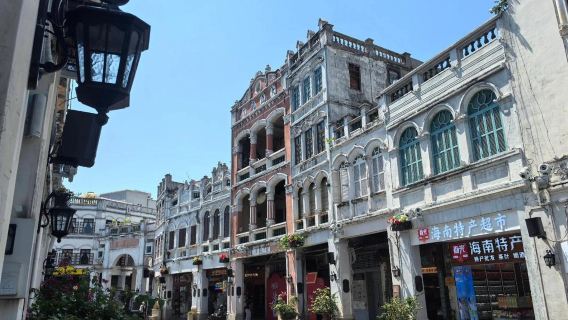 Hainan:Haikou evening food tour with locals at old quarter
