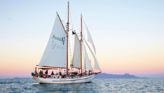 ทัวร์เรือใบชมพระอาทิตย์ตกที่หมู่เกาะวิทซันเดย์ แอร์ลีบีช และเกาะแฮมิลตัน พร้อมแชมเปญและของว่าง โรแมนติกกลางทะเล