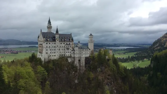 德國慕尼黑中文包車一日遊：新天鵝堡&勒吉安維塞廣場&安聯球場