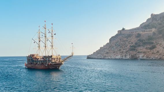 Alanya Piratenbootreis met Lunch, Zwempauzes & Leuke Dagcruise