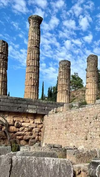 Athens round-trip: Delphi Archaeological Site + Arachova + Temple of Apollo [admission ticket not included]