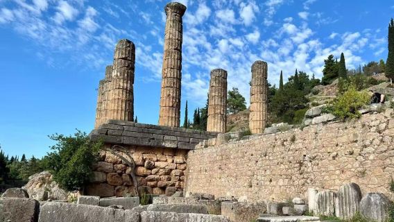 Passeio de carro privativo de ida e volta em Atenas: Sítio Arqueológico de Delfos + Vila de Arachova + Templo de Apolo [Sem ingressos]