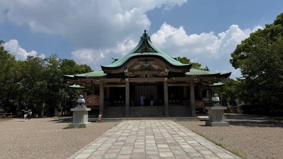 2-Hour Guided Tour of Osaka Castle and Shrine with a Local Guide
